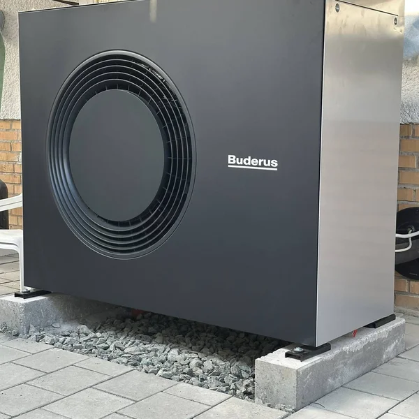 Neue Buderus-Wärmepumpe als Außeneinheit